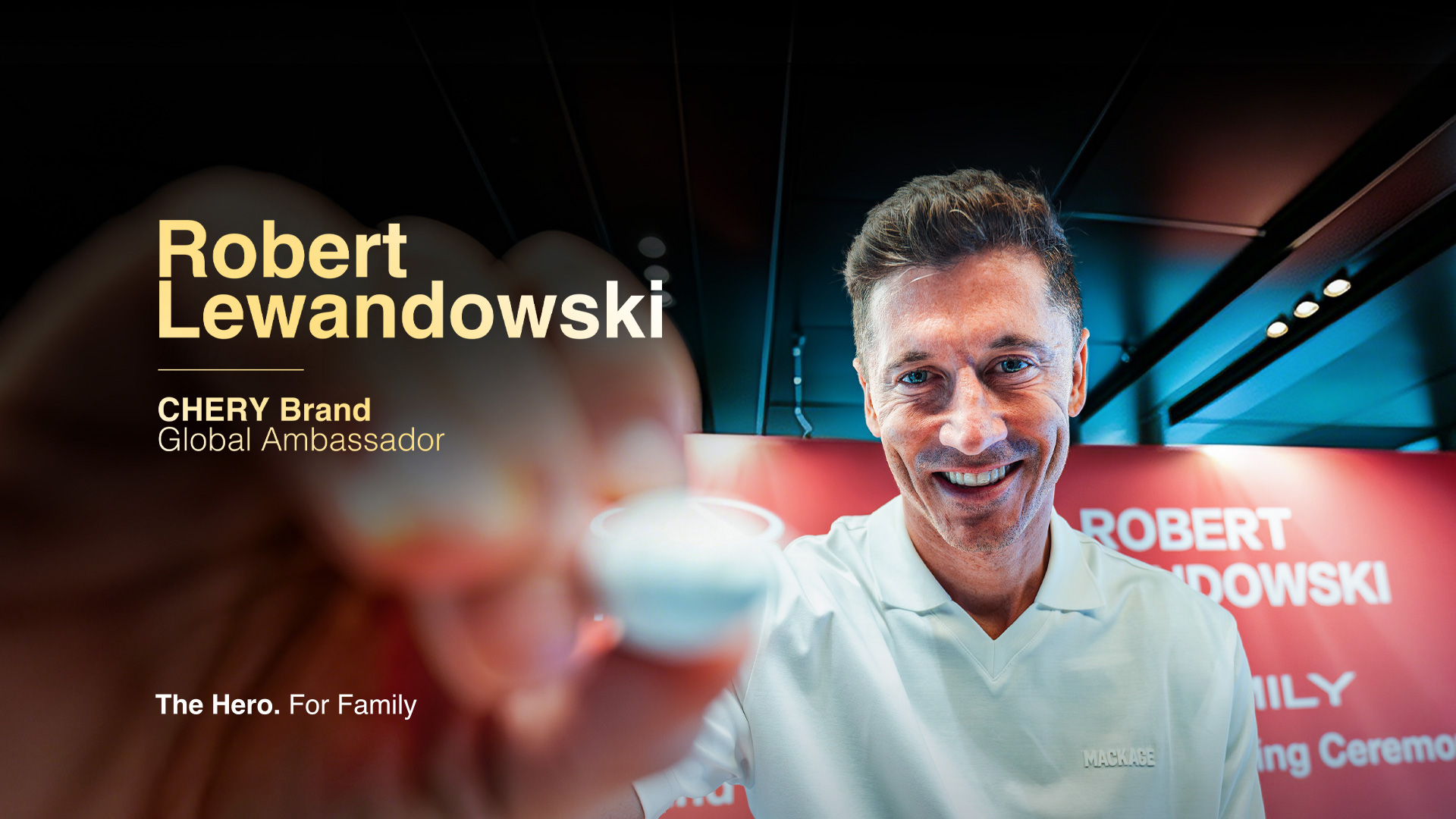 Společnost CHERY oficiálně představila nového globálního ambasadora značky. Stal se jím jeden z nejúspěšnějších fotbalistů současnosti, Robert Lewandowski, jehož jméno je po celém světě spojováno s profesionalitou, disciplínou a rodinnými hodnotami.
Partnerství bylo slavnostně oznámeno v evropském operačním centru CHERY v Barceloně a představuje významný krok v další expanzi značky na globálních trzích.